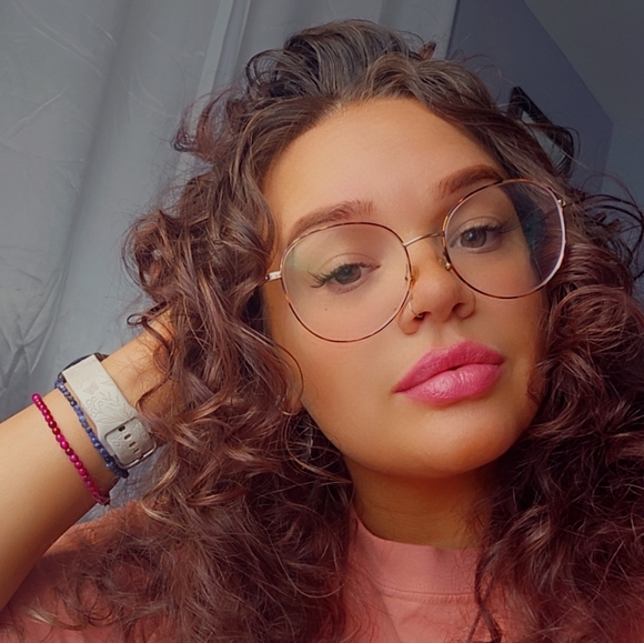 ♥️Meet This Poshmark Ambassador ♥️ - Picture 1 of 1